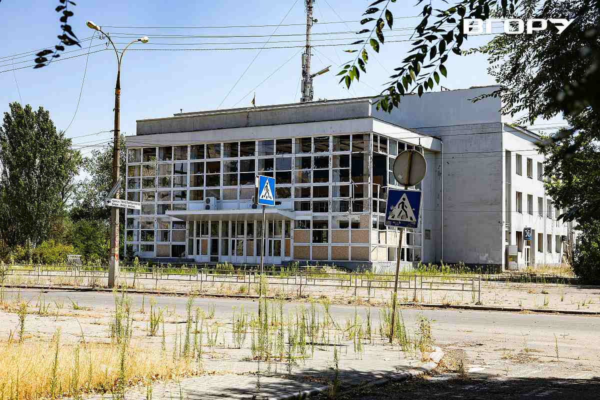 Пошкоджений плац молоді і студентів